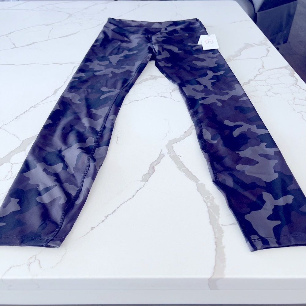 Women’s leggings Black Camo Size Medium from JustFab.